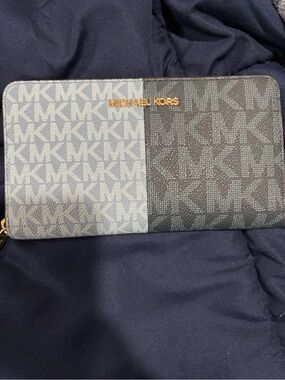 Michael Kors Two-Tone MK Signature Zip Wallet - Light Blue & Charcoal